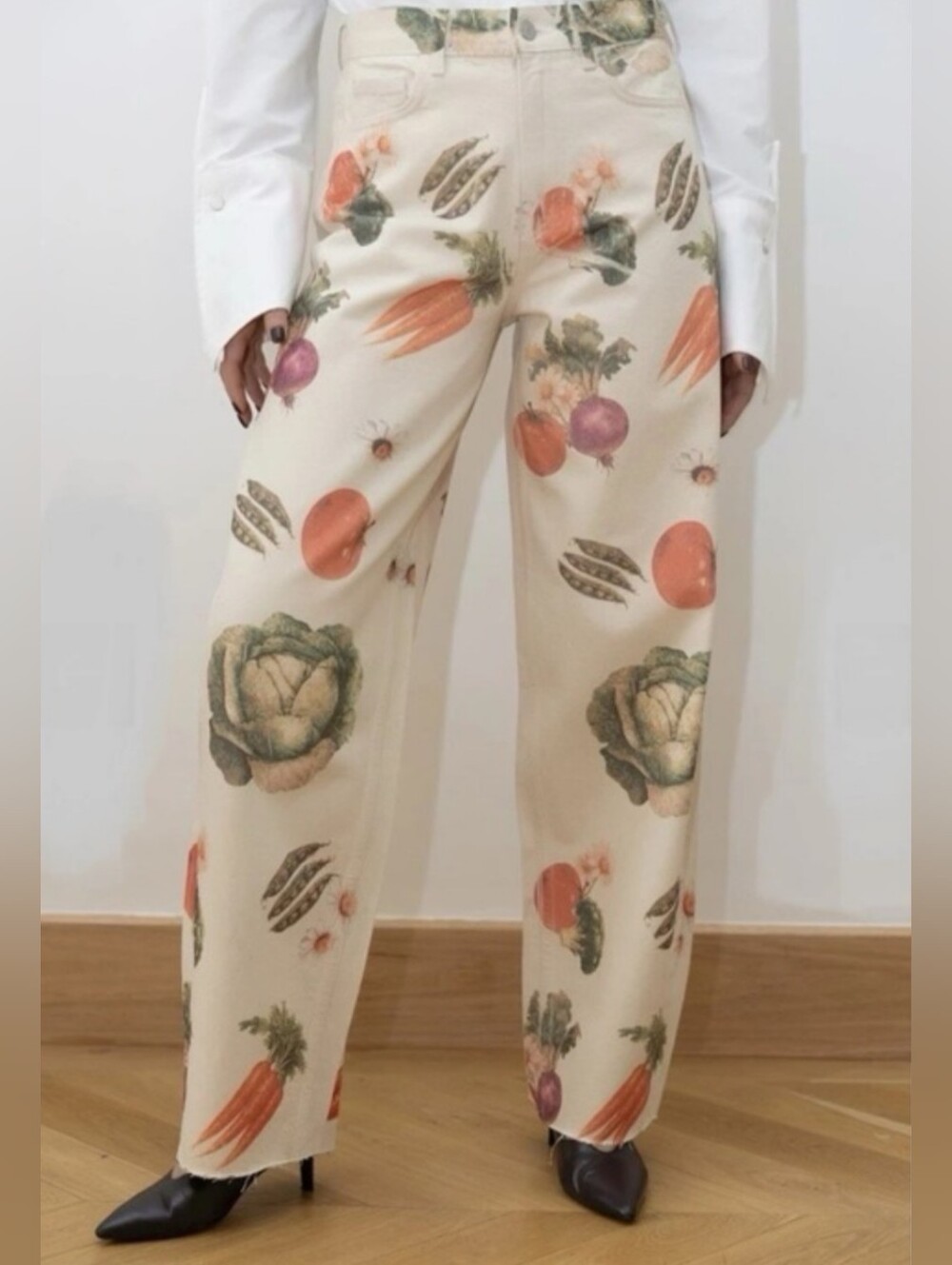 Zara Barrel Leg Multicolor Vegetable Print Jeans NWOT Size 8